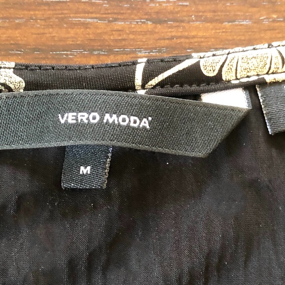 NWOT Black and Gold Faux Wrap Dress Size: Medium Vero Mode Brand - Picture 10 of 12